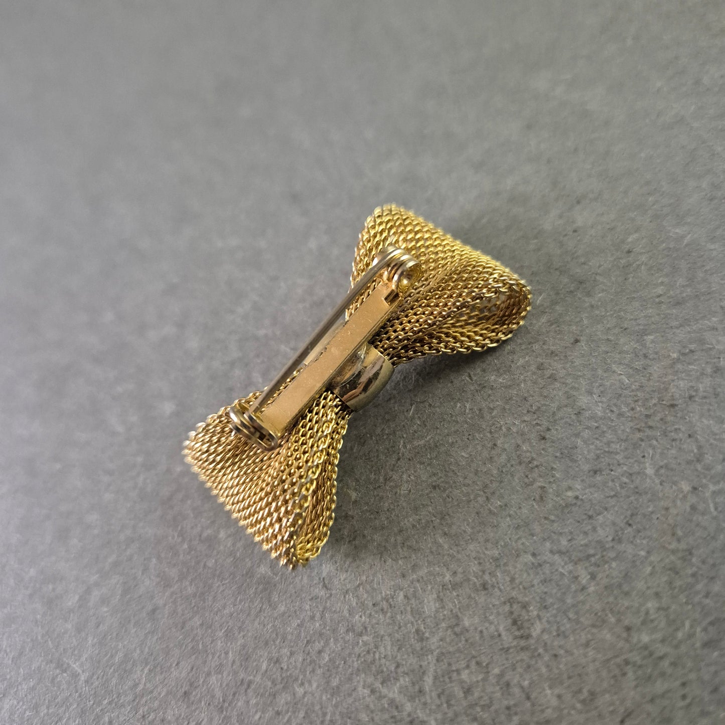 Filigrane Schleifen Brosche – Elegantes Maschendesign