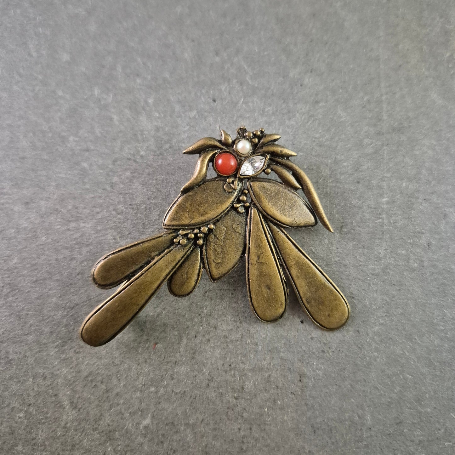 Vintage Brosche – Florales Design mit Perle und roten Akzenten