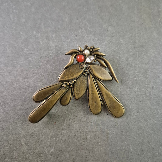 Vintage Brosche – Florales Design mit Perle und roten Akzenten