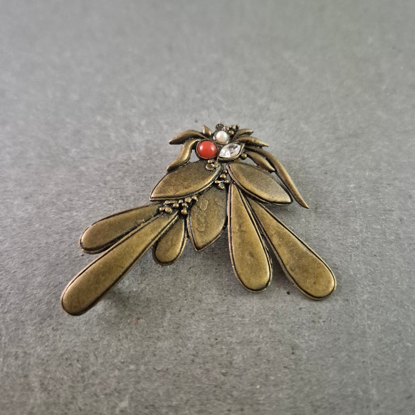 Vintage Brosche – Florales Design mit Perle und roten Akzenten