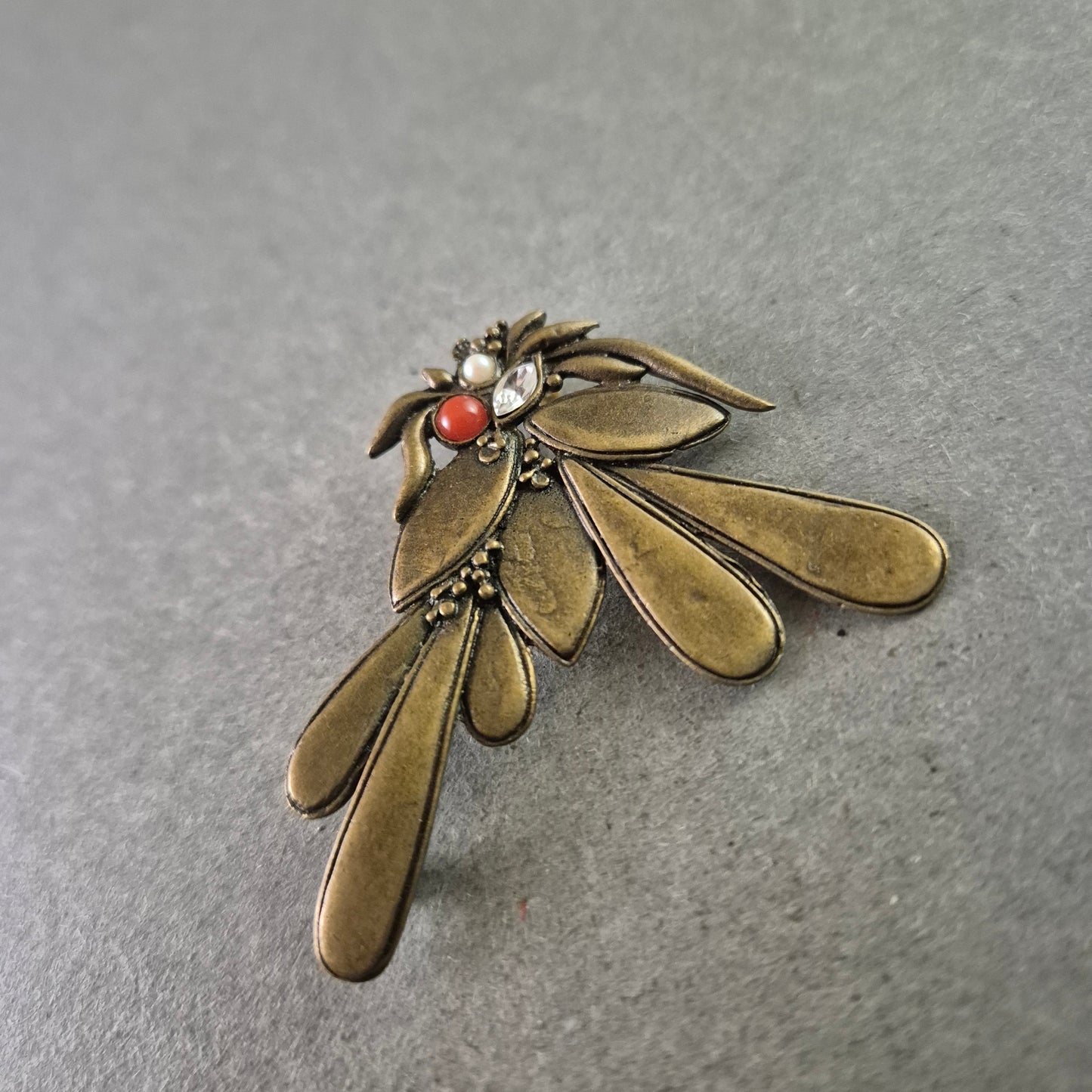 Vintage Brosche – Florales Design mit Perle und roten Akzenten