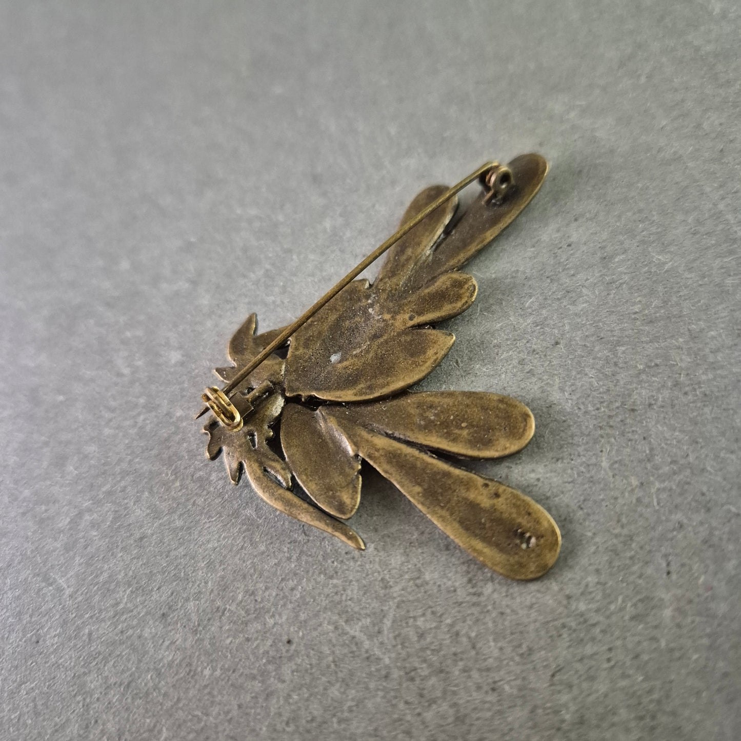 Vintage Brosche – Florales Design mit Perle und roten Akzenten