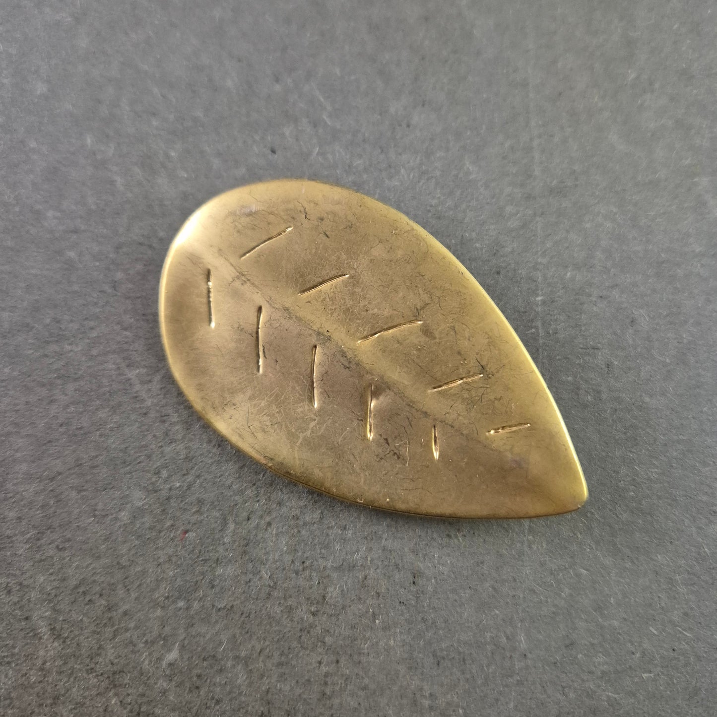 Elegante Blatt Brosche – Zeitloses Design in Goldoptik