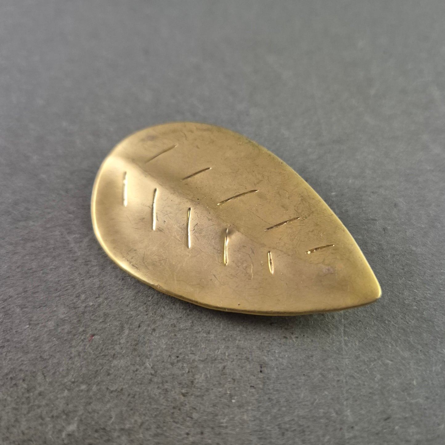 Elegante Blatt Brosche – Zeitloses Design in Goldoptik