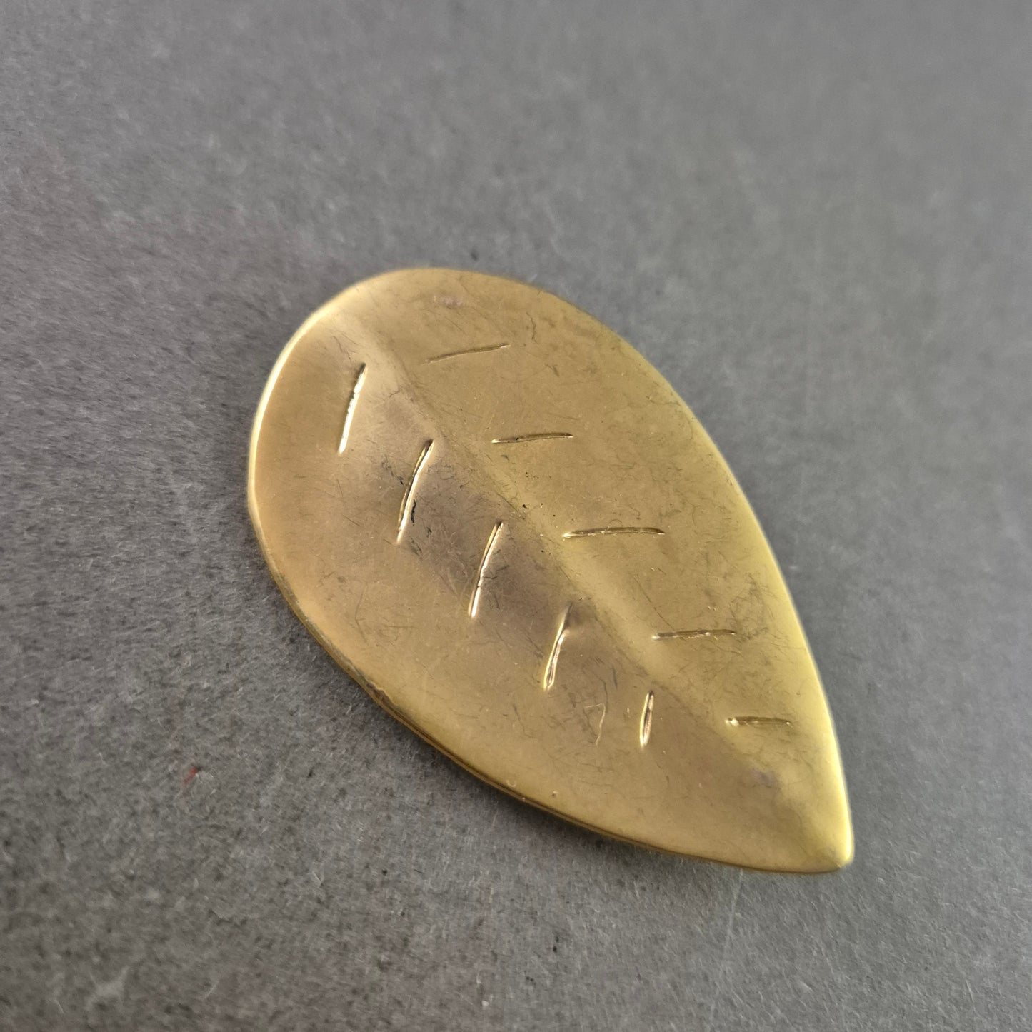 Elegante Blatt Brosche – Zeitloses Design in Goldoptik