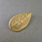 Elegante Blatt Brosche – Zeitloses Design in Goldoptik