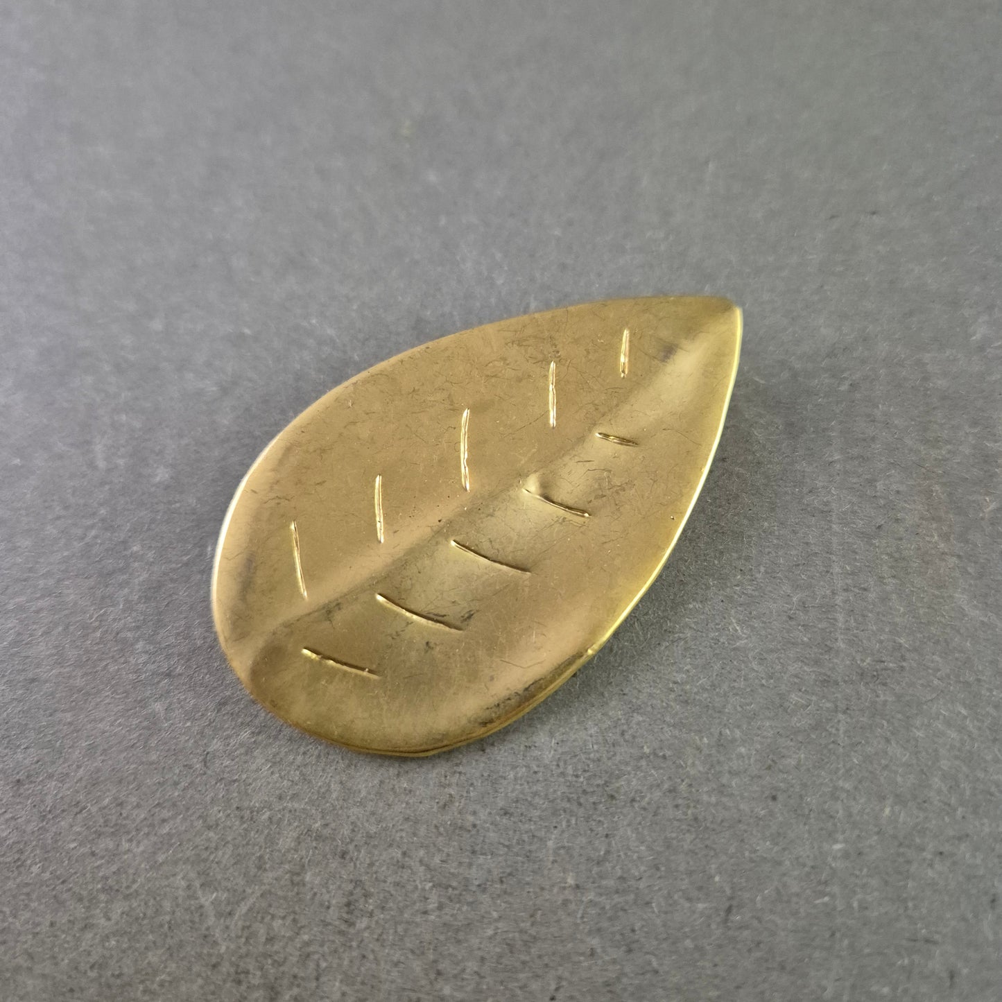 Elegante Blatt Brosche – Zeitloses Design in Goldoptik