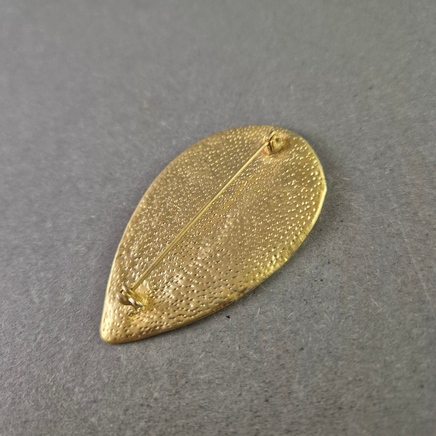 Elegante Blatt Brosche – Zeitloses Design in Goldoptik