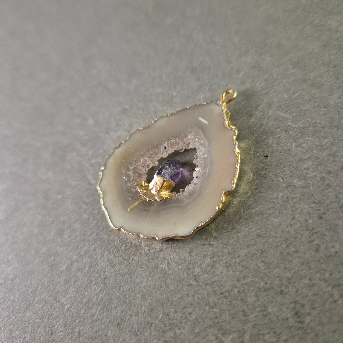 Anhänger mit Achat Druse – Naturstein mit violettem Kristall