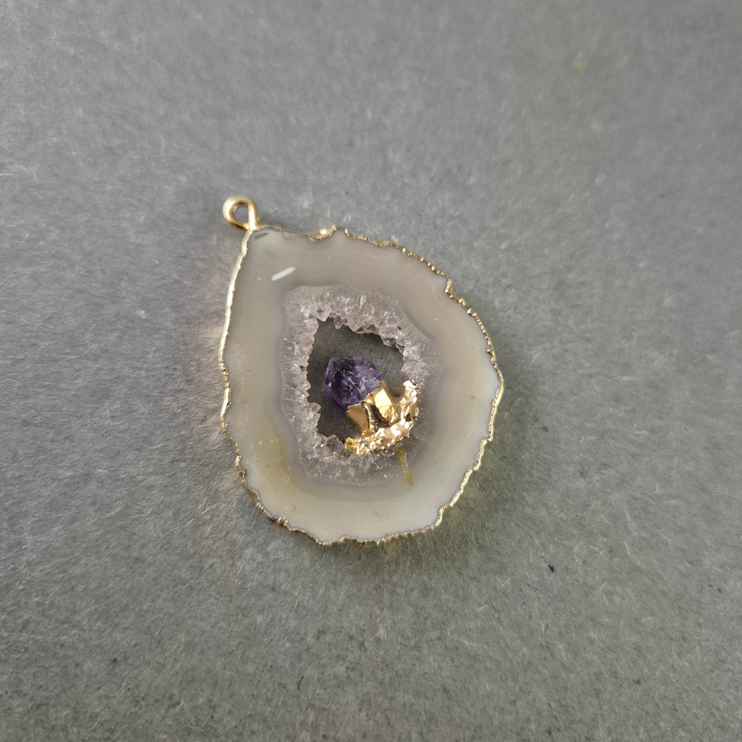 Anhänger mit Achat Druse – Naturstein mit violettem Kristall