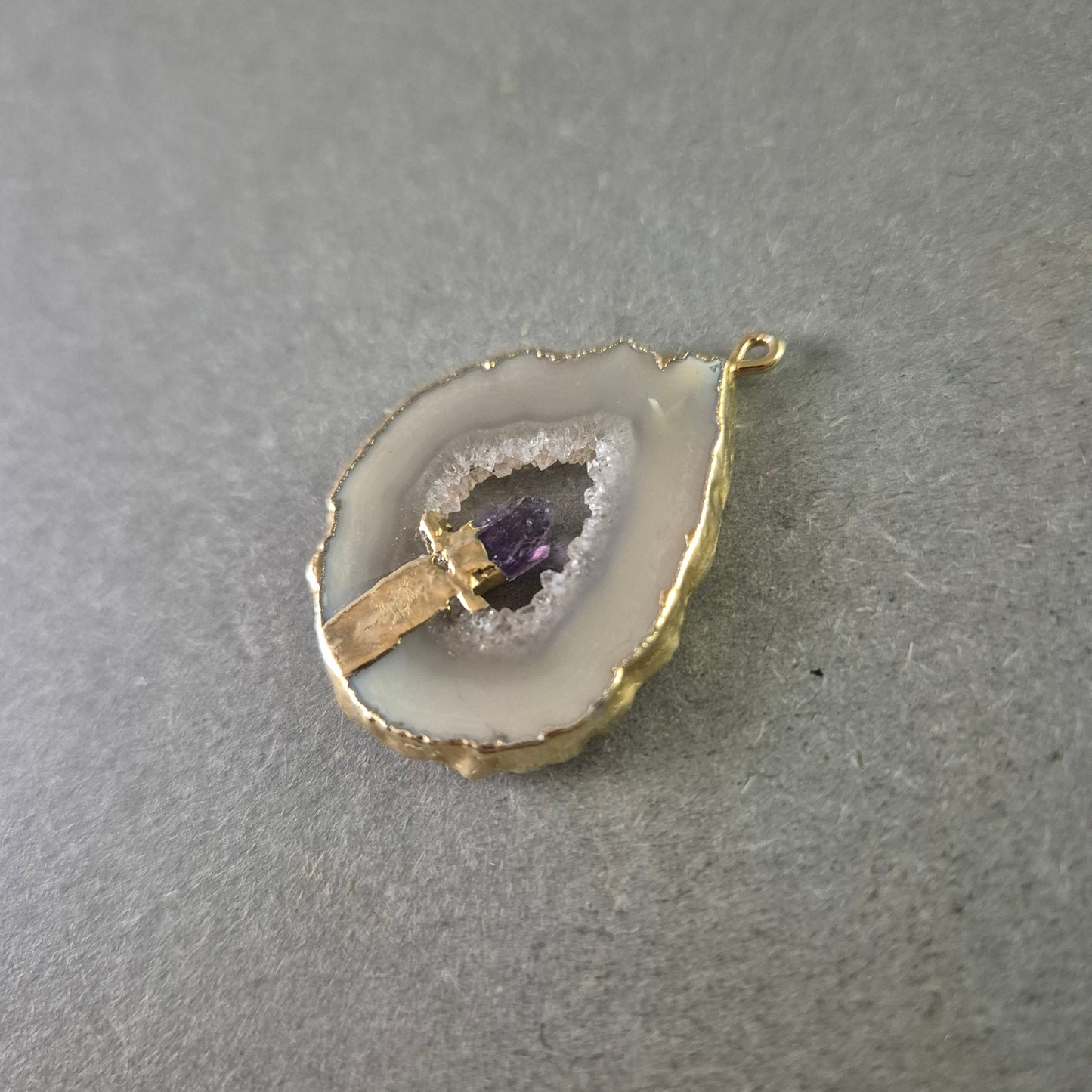 Anhänger mit Achat Druse – Naturstein mit violettem Kristall
