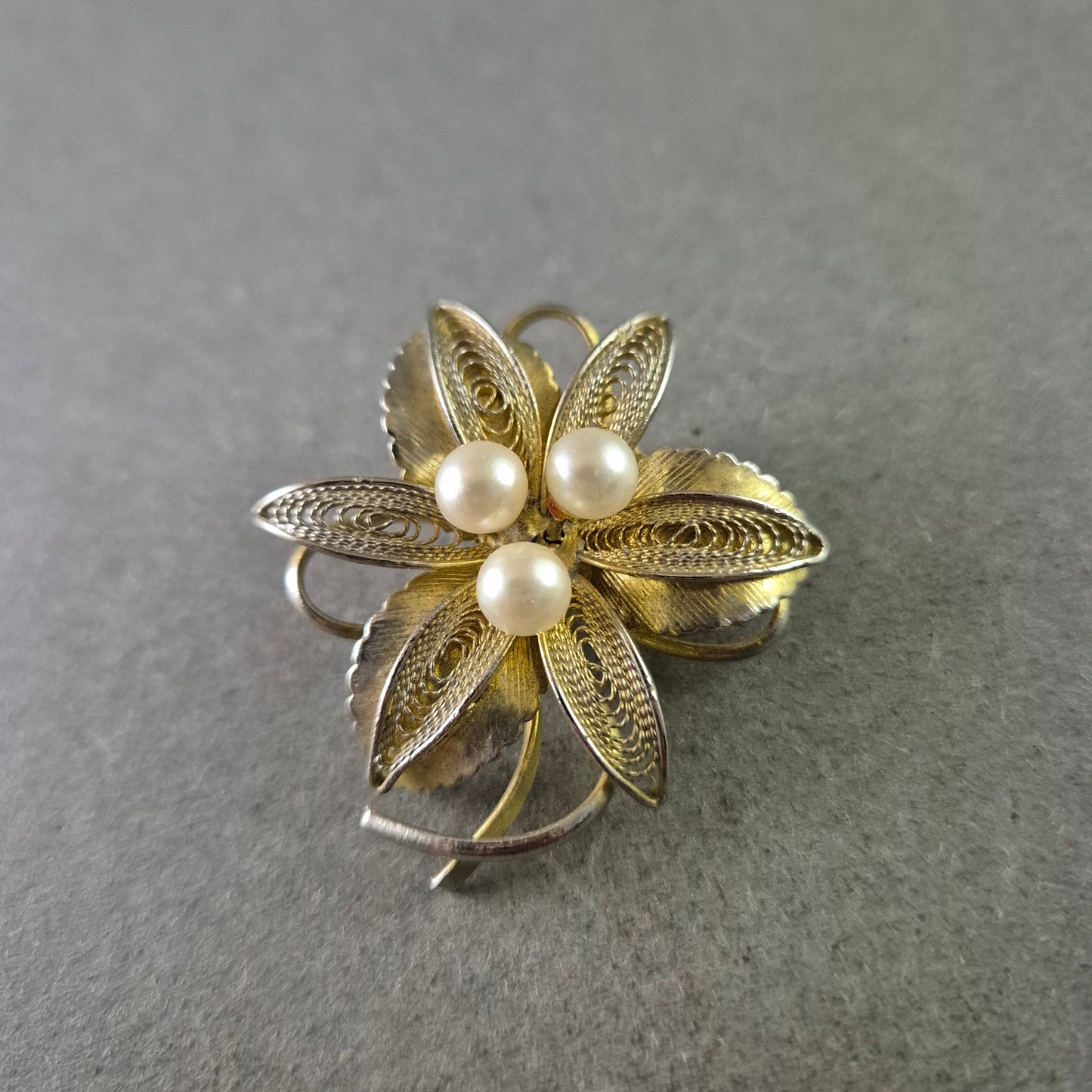 Florale Brosche mit filigraner Verarbeitung und Perlen