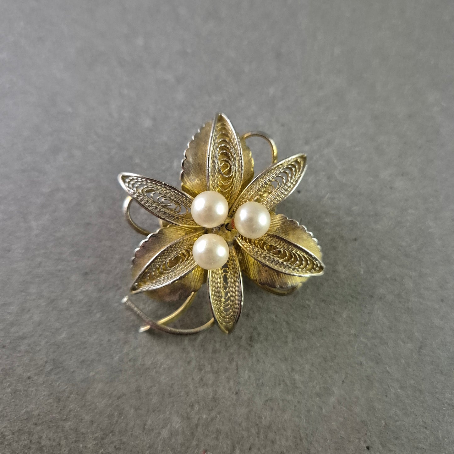 Florale Brosche mit filigraner Verarbeitung und Perlen