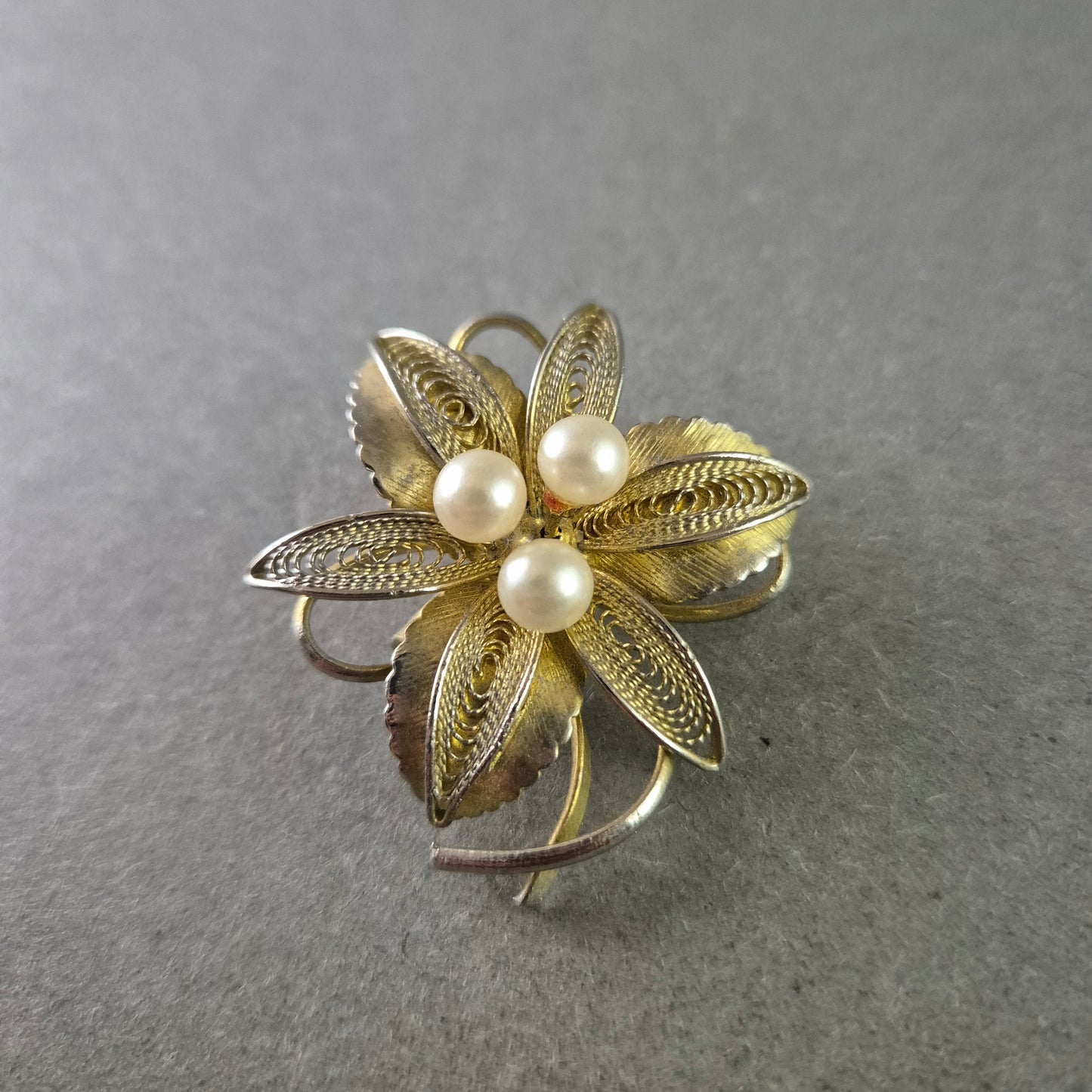 Florale Brosche mit filigraner Verarbeitung und Perlen