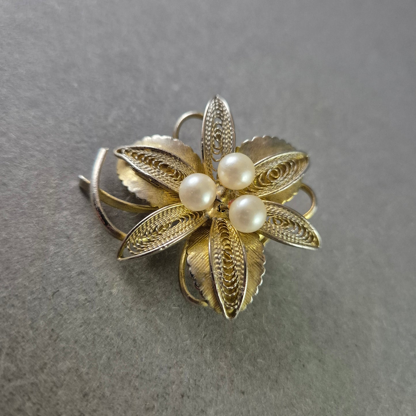 Florale Brosche mit filigraner Verarbeitung und Perlen