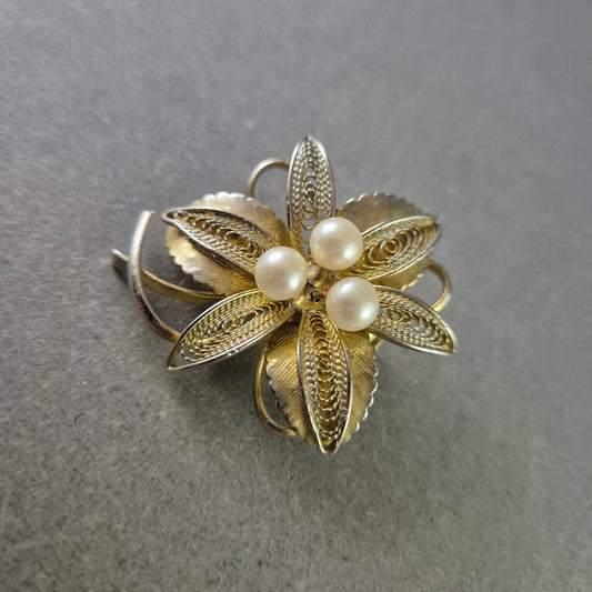Florale Brosche mit filigraner Verarbeitung und Perlen