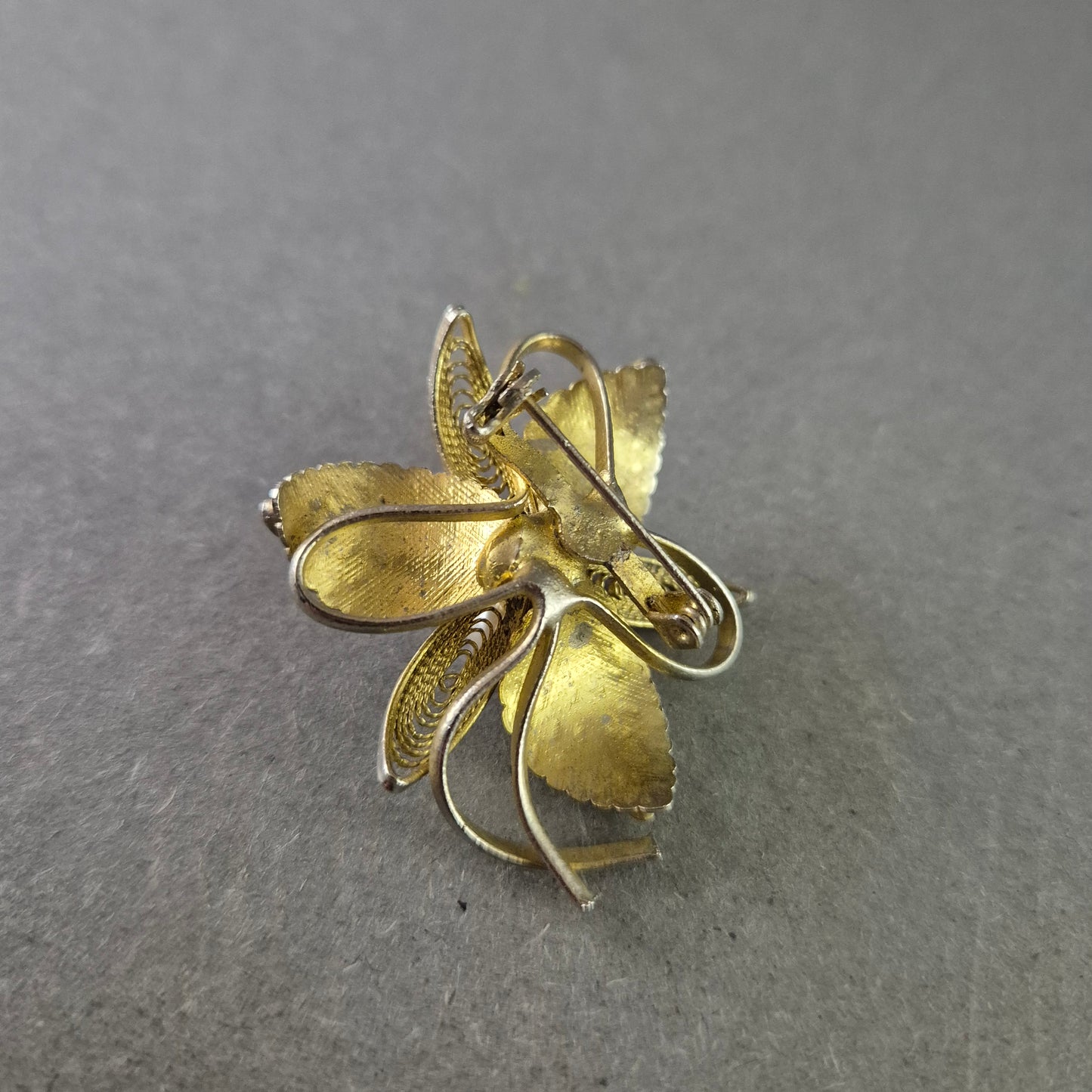 Florale Brosche mit filigraner Verarbeitung und Perlen