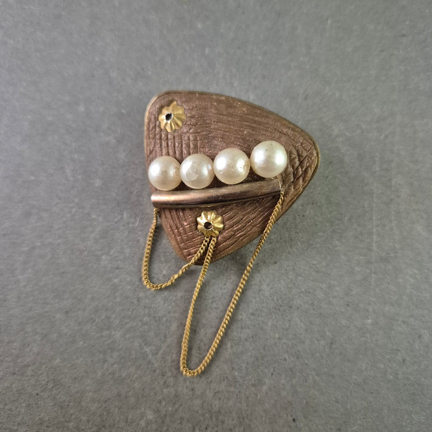 Vintage Brosche mit Perlen – Dreiecksdesign mit Kettenverzierung