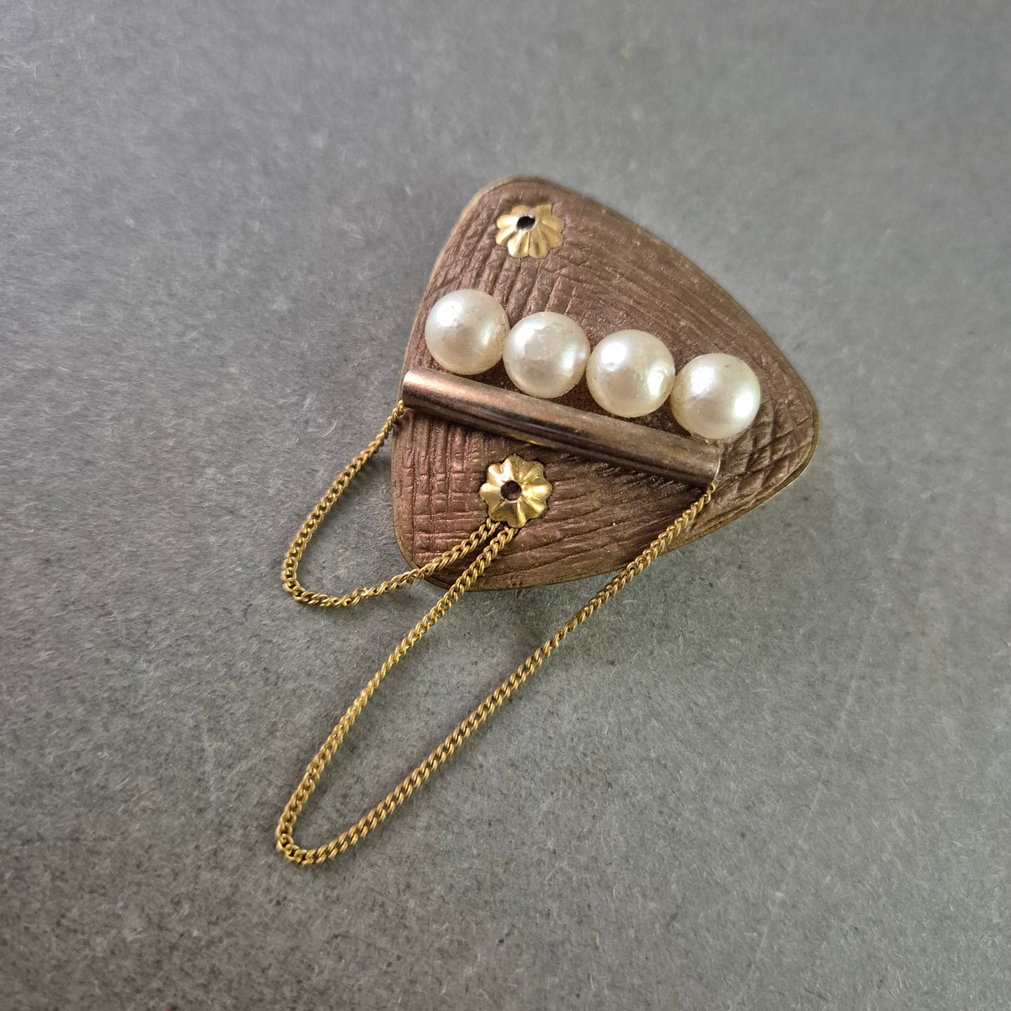 Vintage Brosche mit Perlen – Dreiecksdesign mit Kettenverzierung