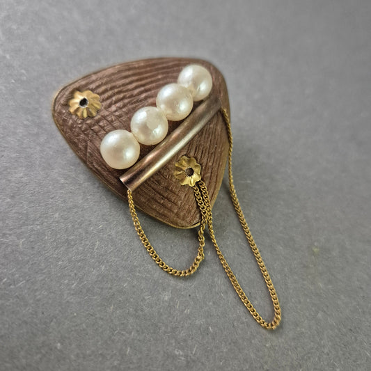 Vintage Brosche mit Perlen – Dreiecksdesign mit Kettenverzierung