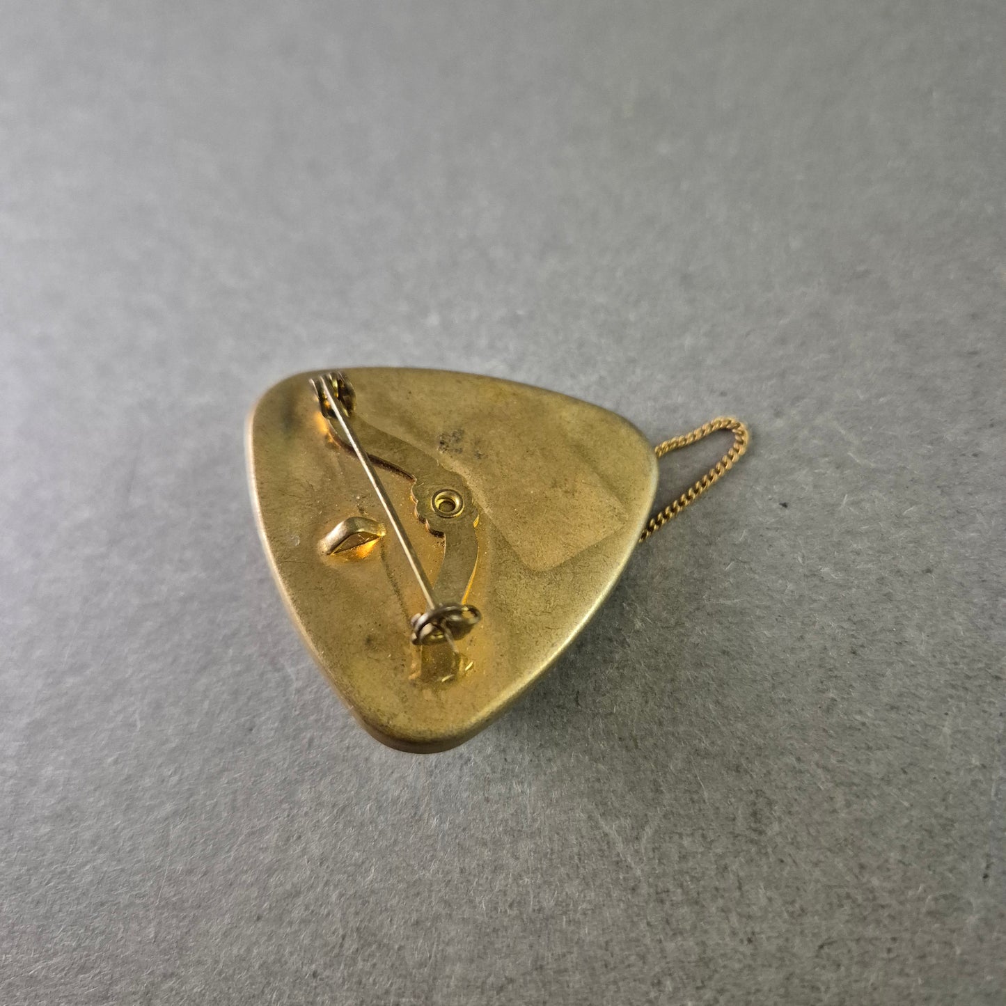 Vintage Brosche mit Perlen – Dreiecksdesign mit Kettenverzierung