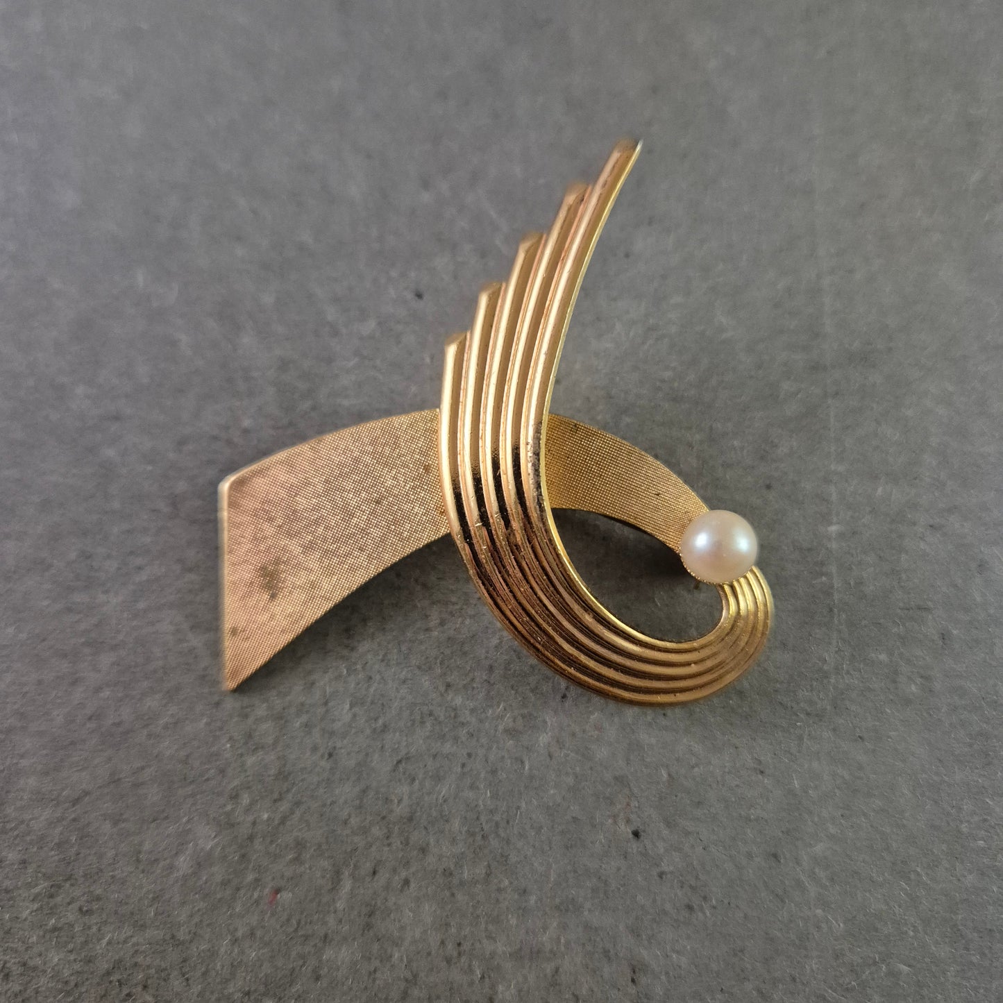 Elegante Vintage-Brosche mit Perle – Schwungvolles Design
