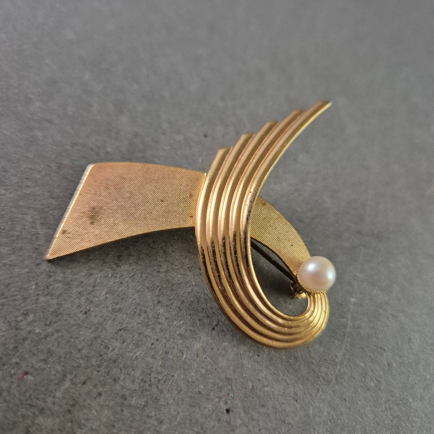 Elegante Vintage-Brosche mit Perle – Schwungvolles Design