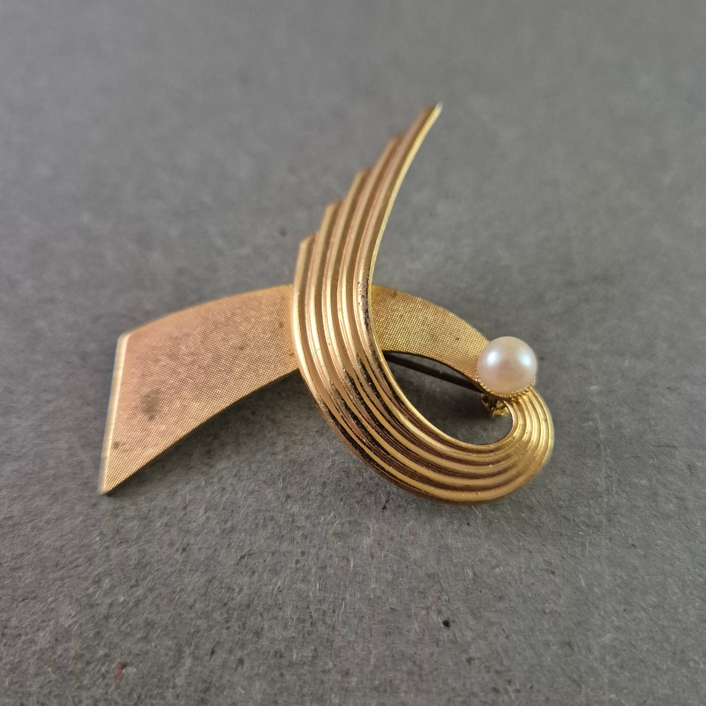 Elegante Vintage-Brosche mit Perle – Schwungvolles Design