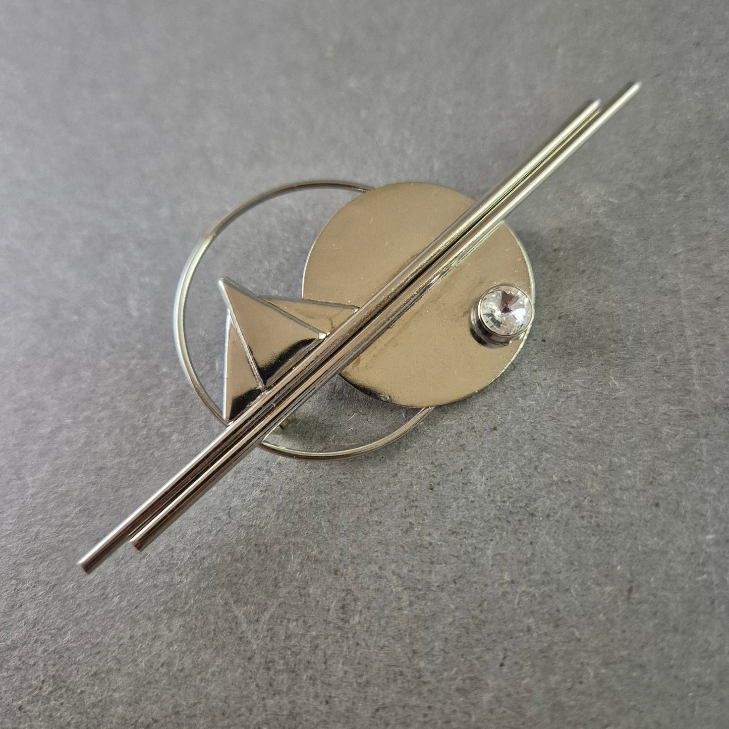 Moderne Brosche im Bauhaus-Stil – Geometrisches Design