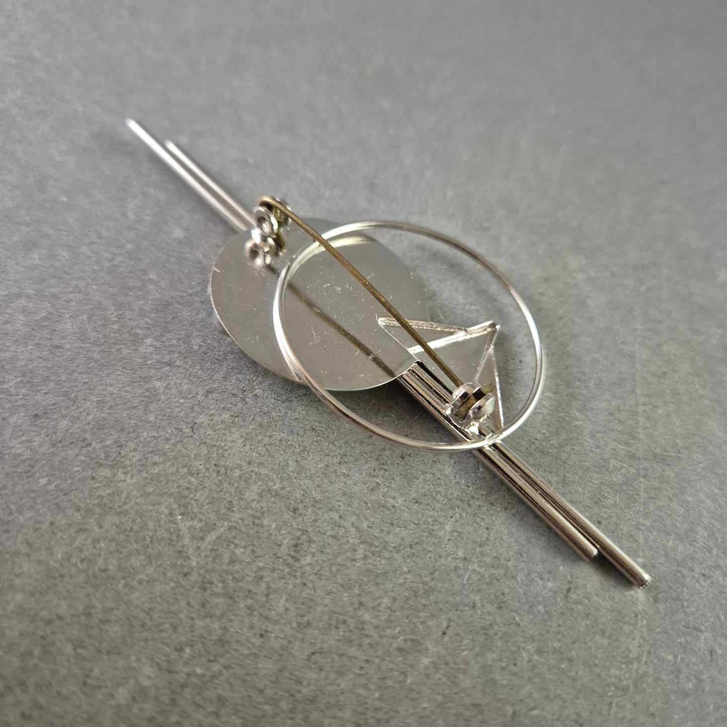 Moderne Brosche im Bauhaus-Stil – Geometrisches Design