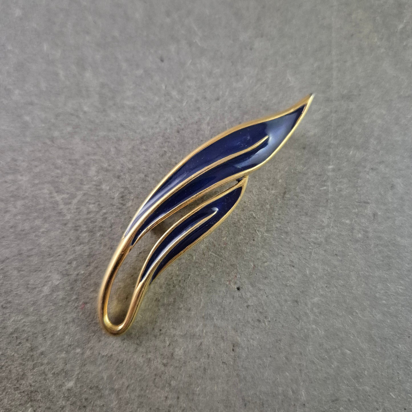 Elegante Brosche in Blattform – Goldfarben mit dunkelblauer Emaille