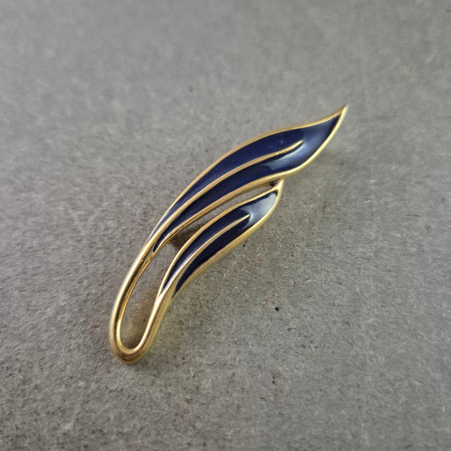 Elegante Brosche in Blattform – Goldfarben mit dunkelblauer Emaille