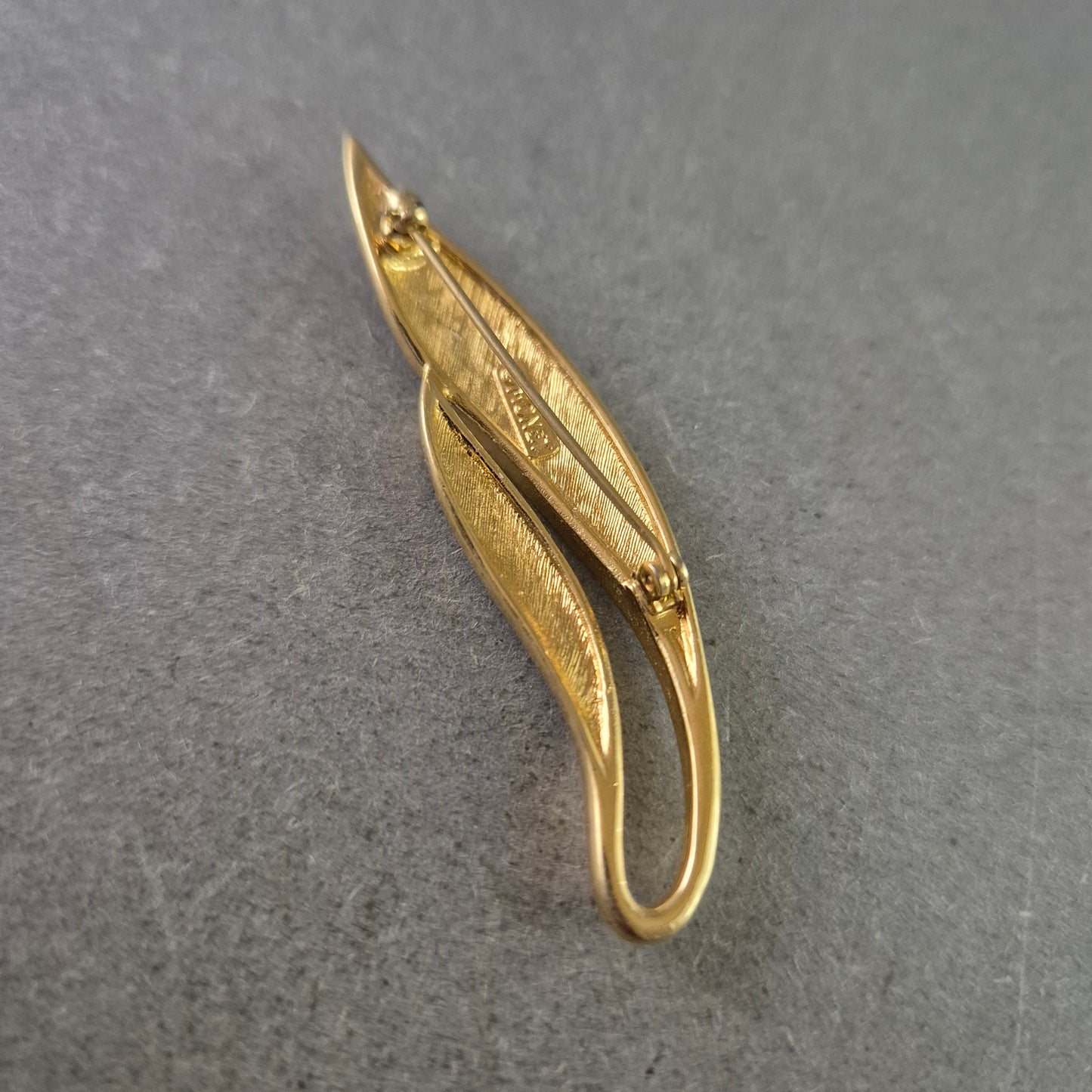 Elegante Brosche in Blattform – Goldfarben mit dunkelblauer Emaille