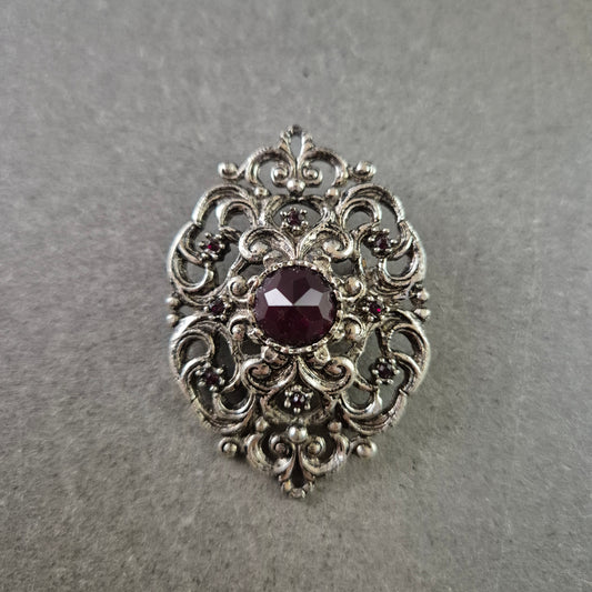 Antike Brosche im Barockstil – Silberfarben mit rotem Schmuckstein