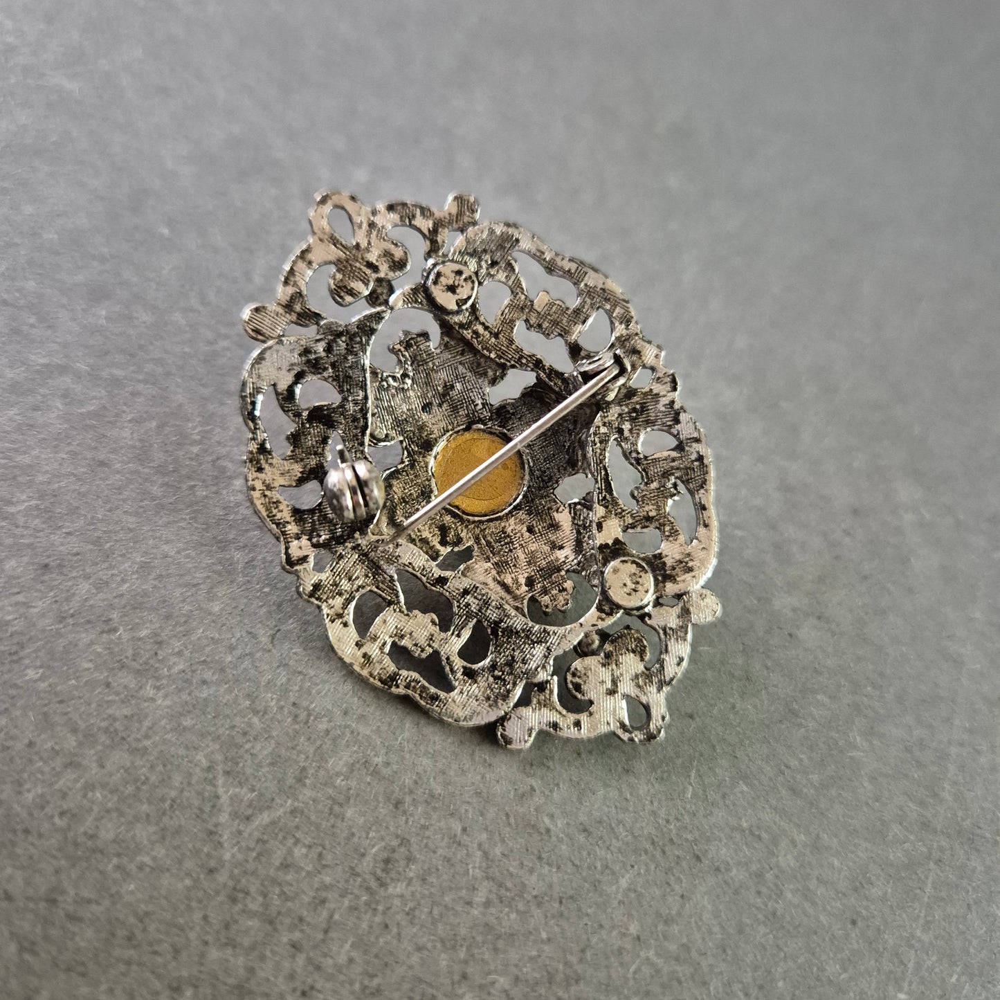Antike Brosche im Barockstil – Silberfarben mit rotem Schmuckstein