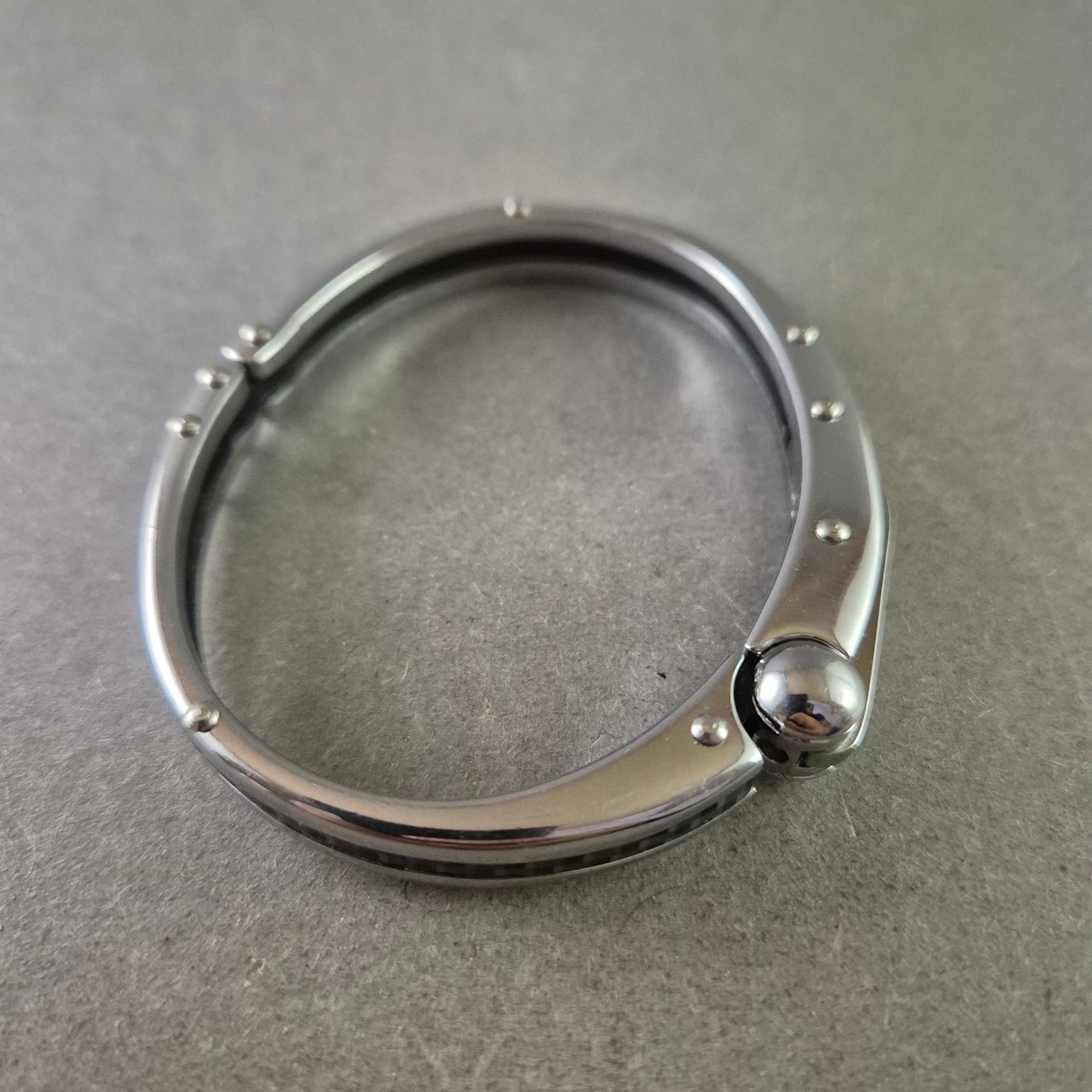 Elegantes Armreif Armband – Edelstahloptik mit Kugelverschluss