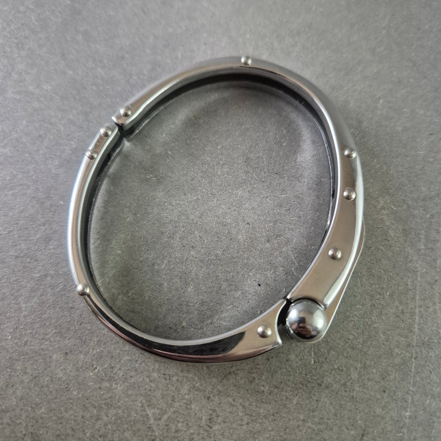 Elegantes Armreif Armband – Edelstahloptik mit Kugelverschluss