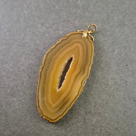 Natürlicher Achat Anhänger – Goldumrandet mit Kristallkern