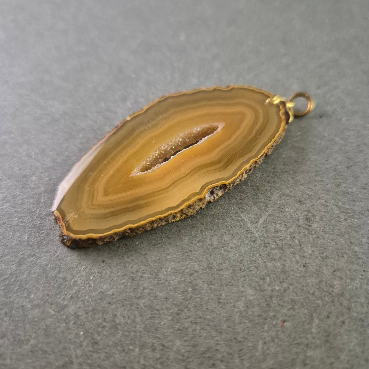 Natürlicher Achat Anhänger – Goldumrandet mit Kristallkern