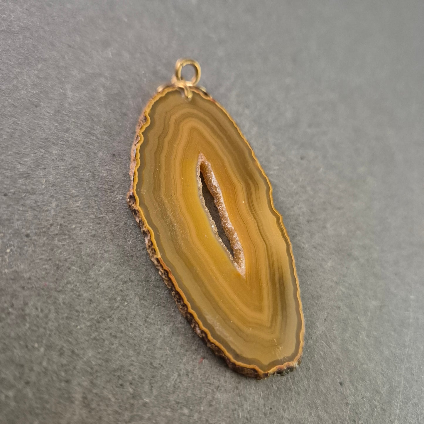 Natürlicher Achat Anhänger – Goldumrandet mit Kristallkern
