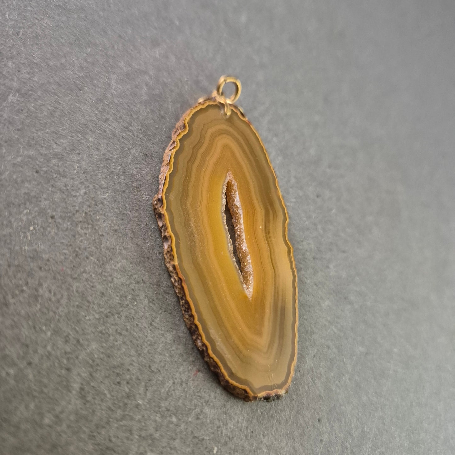 Natürlicher Achat Anhänger – Goldumrandet mit Kristallkern