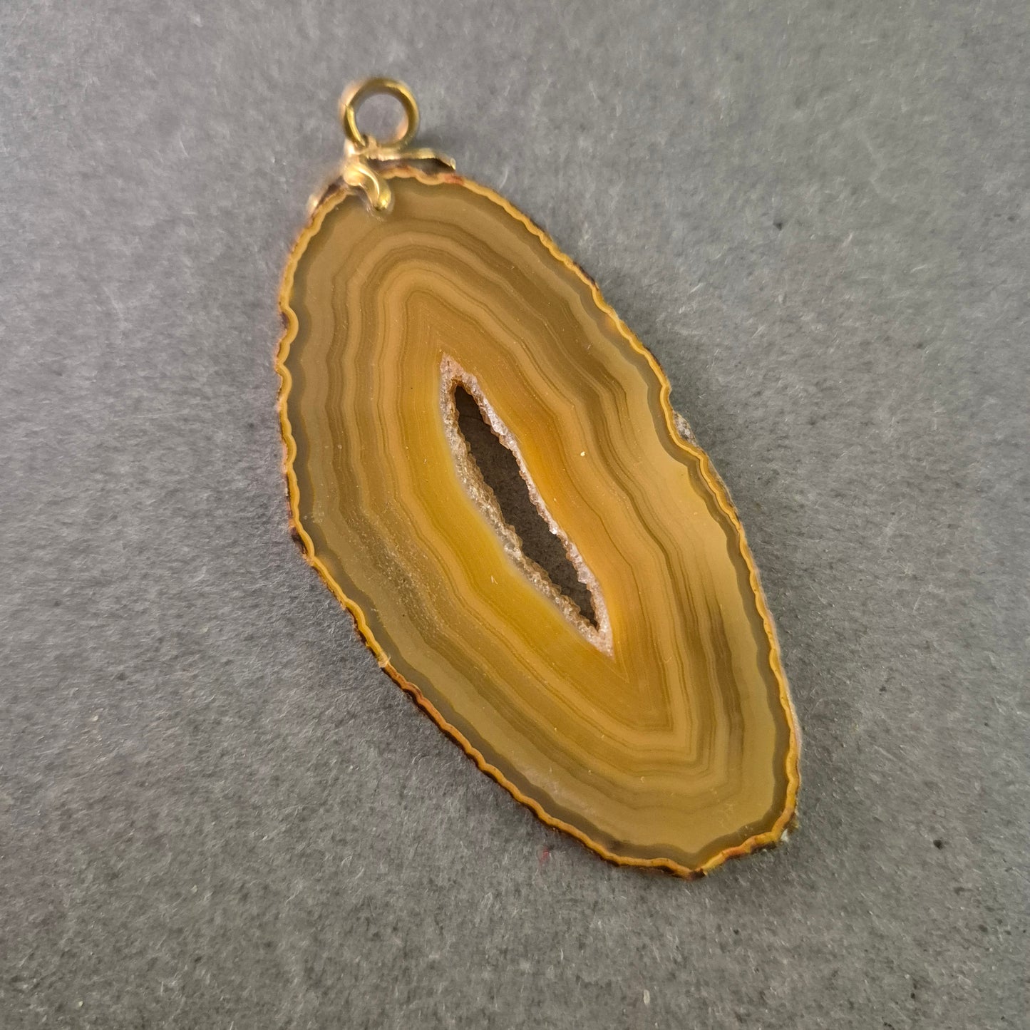 Natürlicher Achat Anhänger – Goldumrandet mit Kristallkern