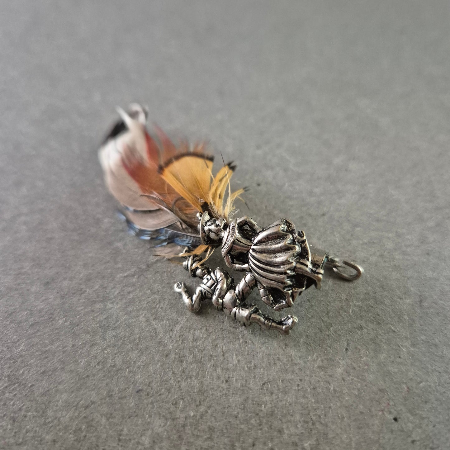 Vintage Trachten Brosche – Tänzerpaar mit bunten Federn