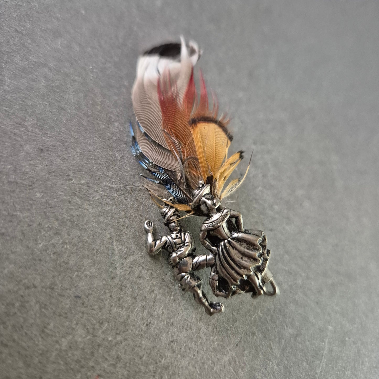 Vintage Trachten Brosche – Tänzerpaar mit bunten Federn