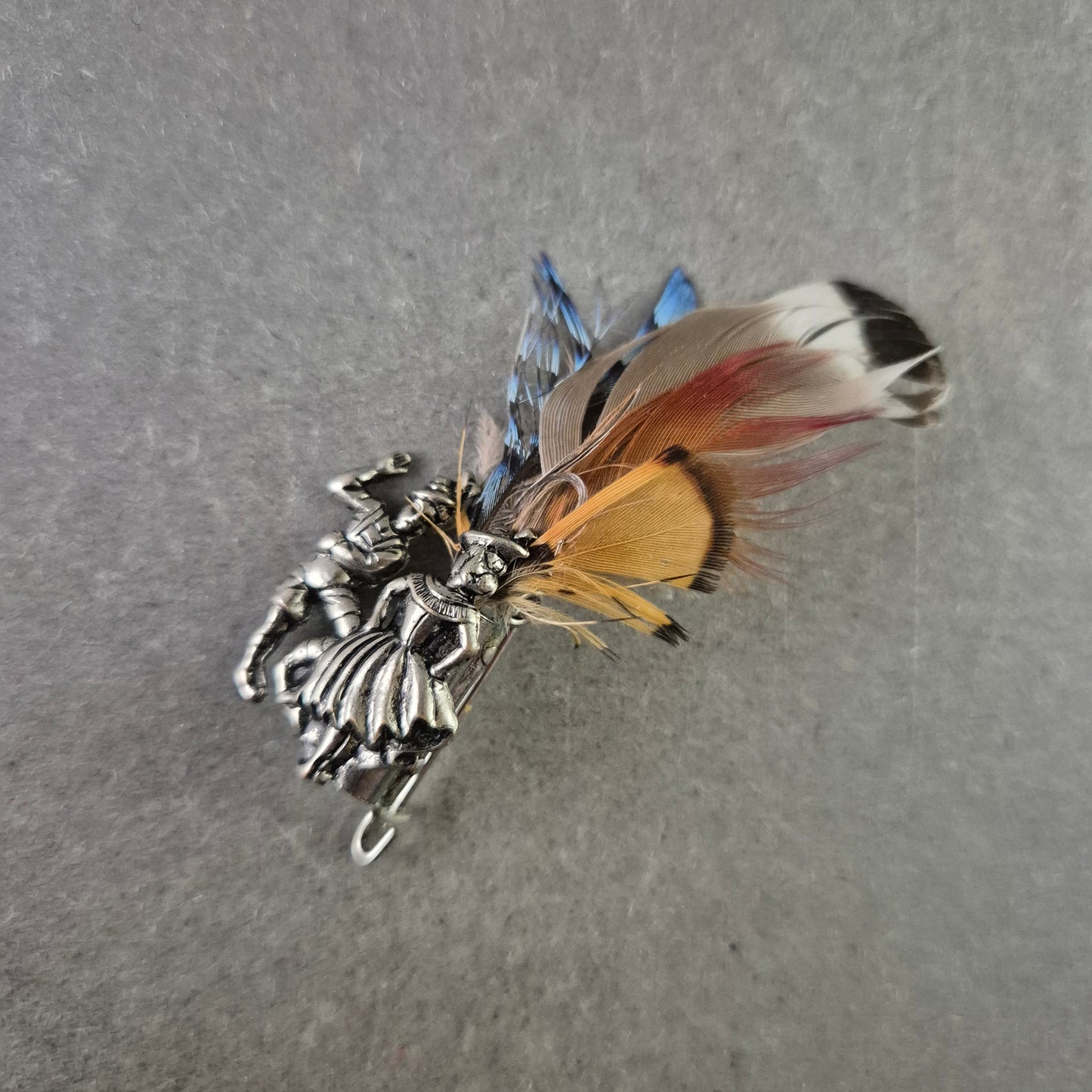 Vintage Trachten Brosche – Tänzerpaar mit bunten Federn