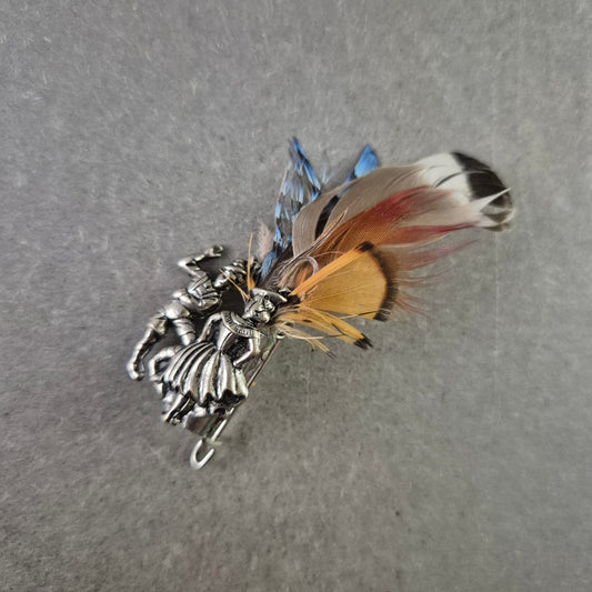 Vintage Trachten Brosche – Tänzerpaar mit bunten Federn