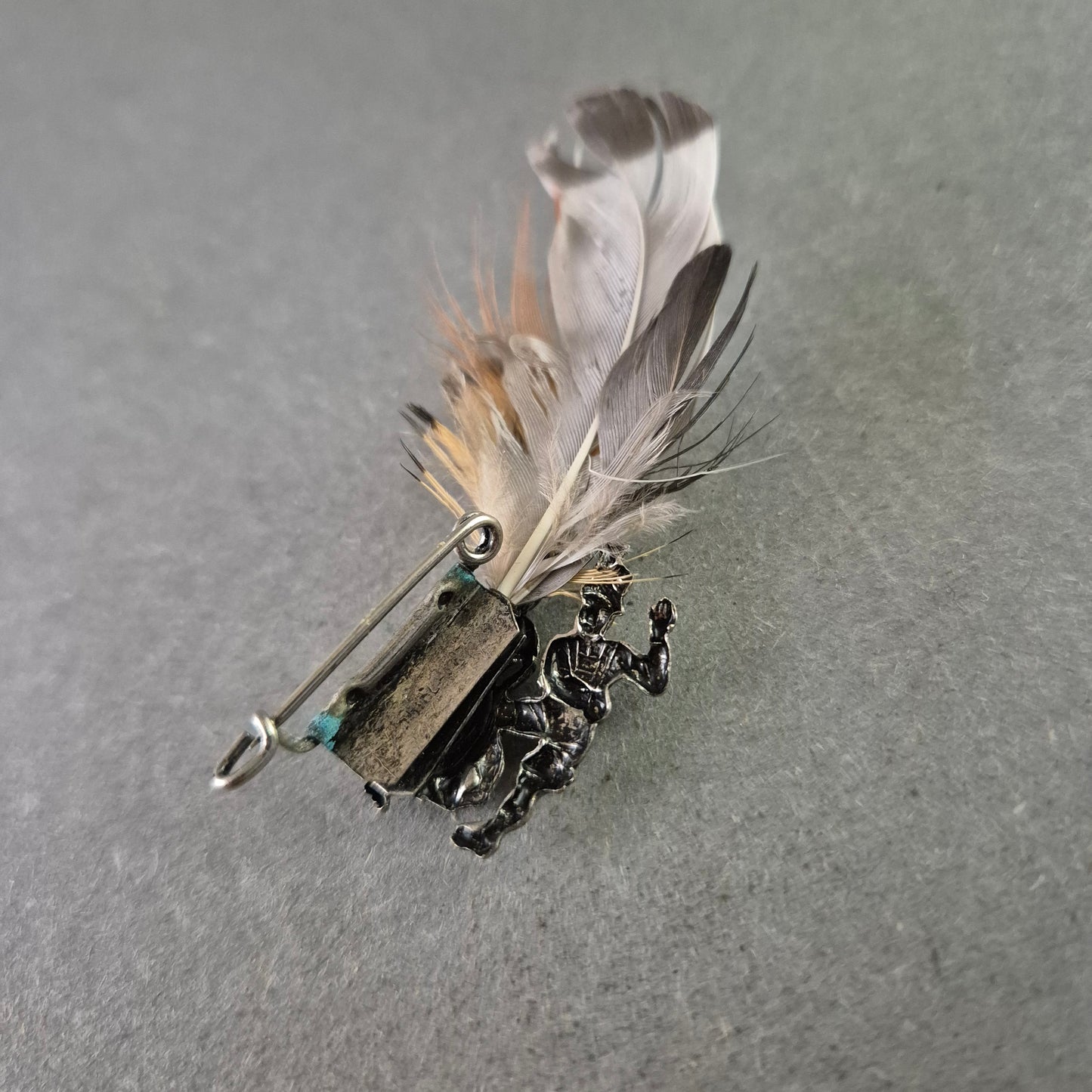 Vintage Trachten Brosche – Tänzerpaar mit bunten Federn