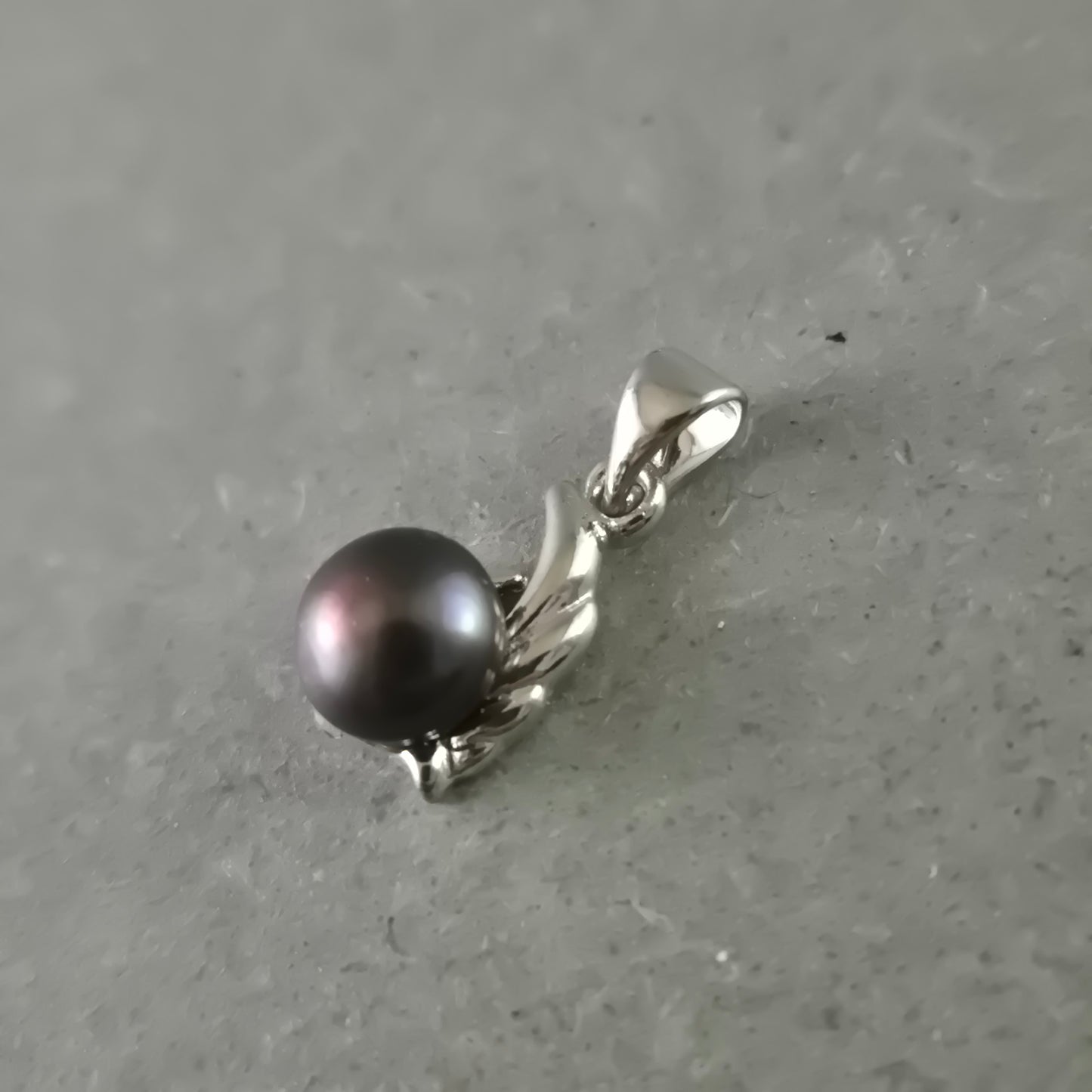 Eleganter Anhänger mit schwarzer Perle – Silberfassung