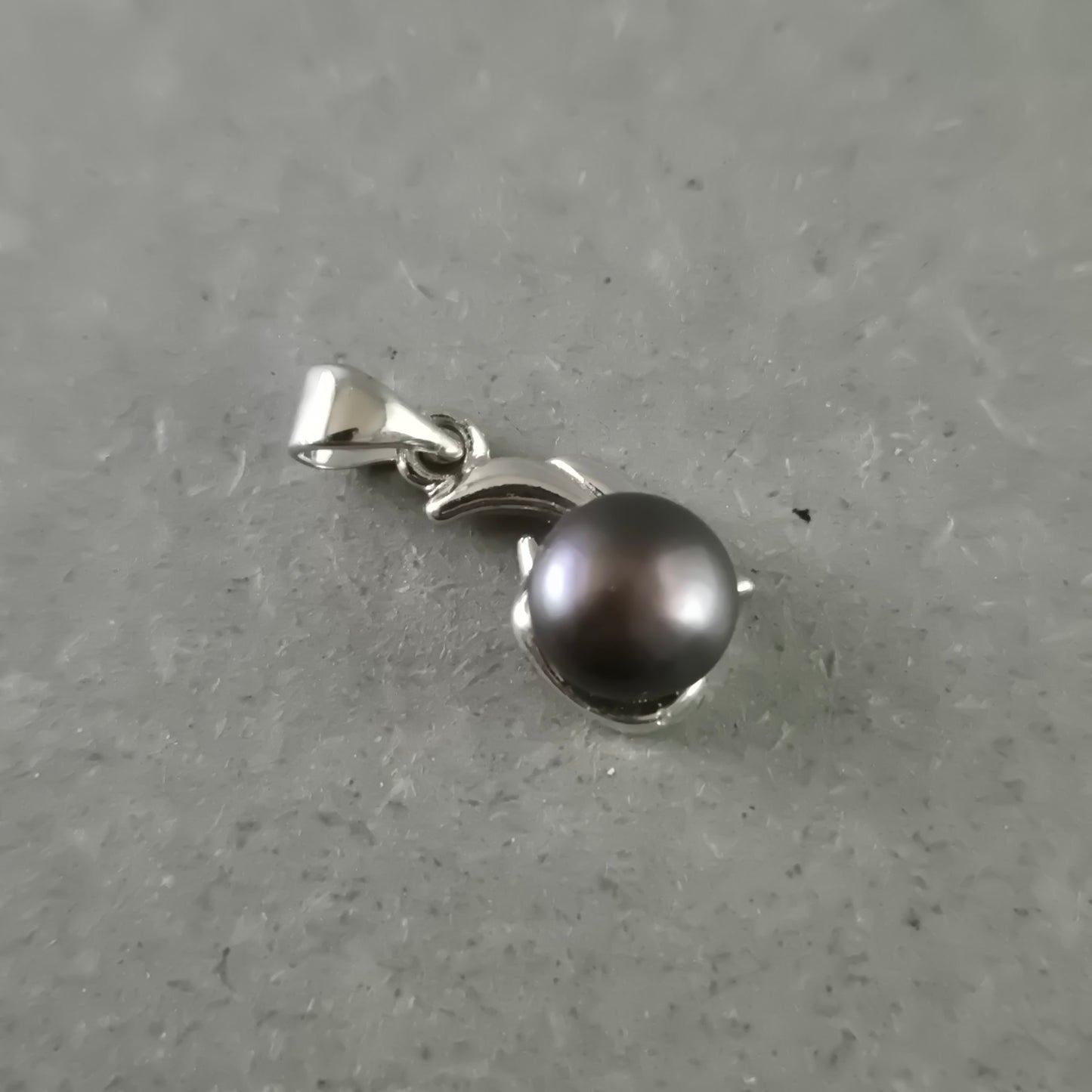 Eleganter Anhänger mit schwarzer Perle – Silberfassung