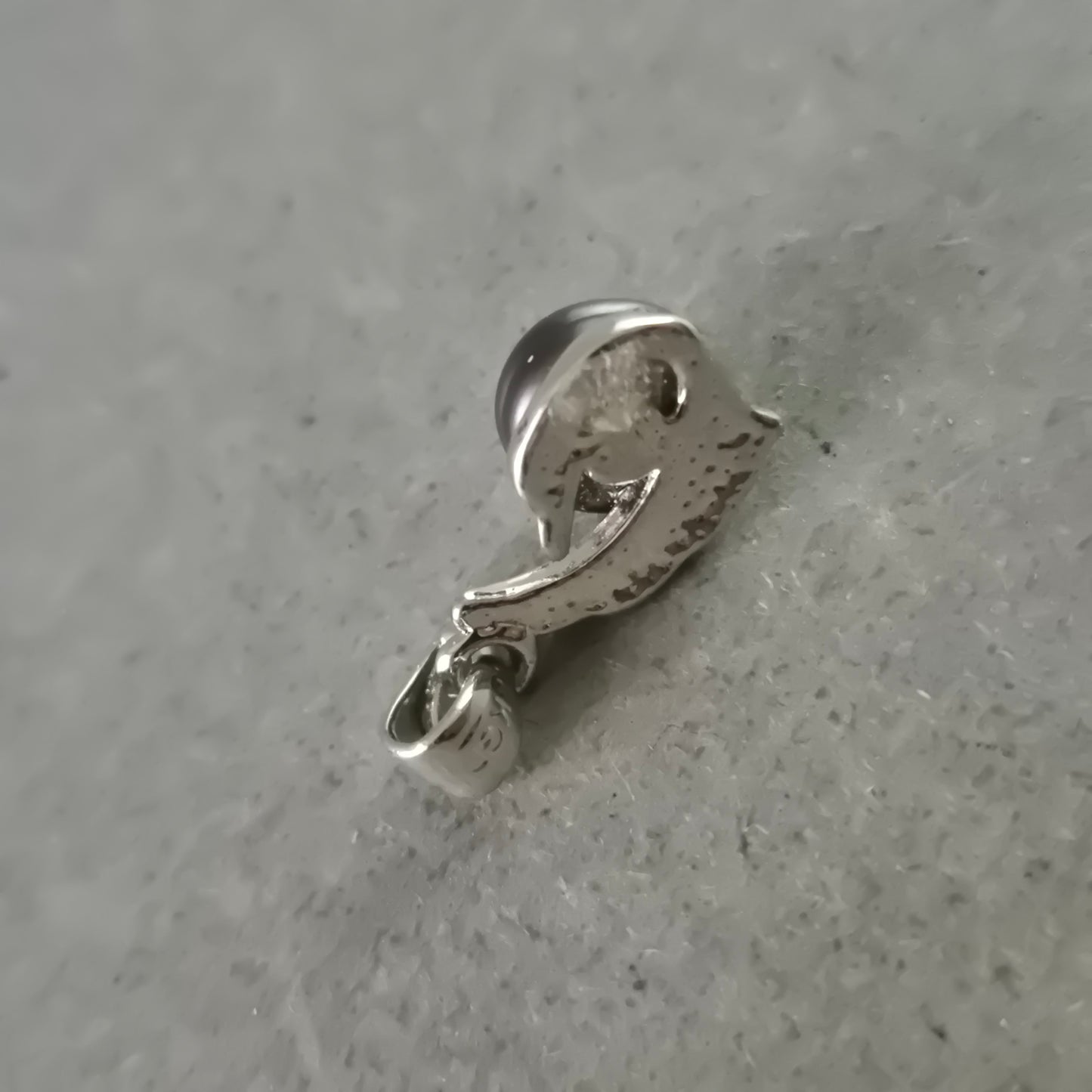 Eleganter Anhänger mit schwarzer Perle – Silberfassung